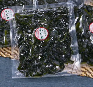 せたな前浜産　天然湯通し塩蔵わかめ(茎つき)